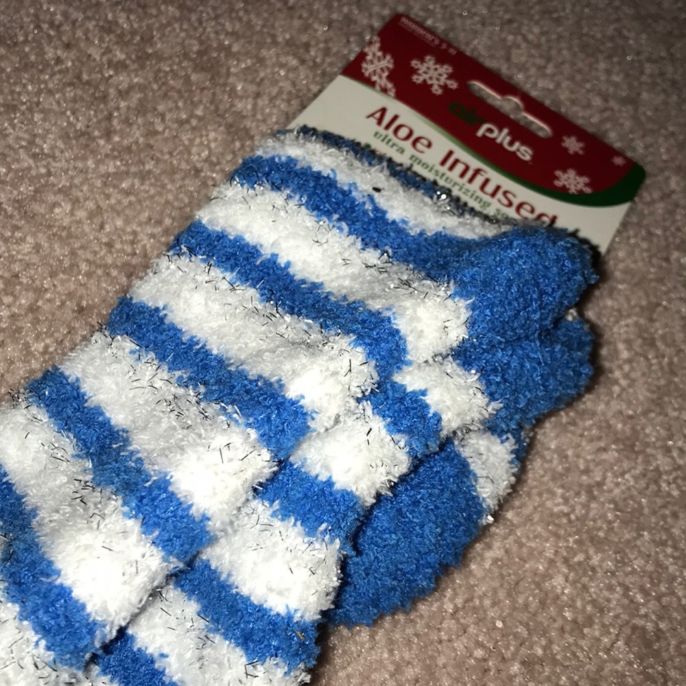 NWT Airplus Fuzzy Socks - Picture 2 of 2